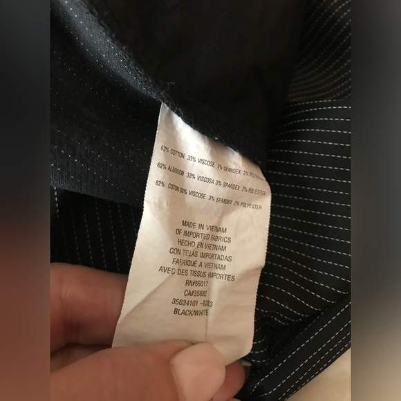 Bebe black & white pinstriped shorts in good condition. Sz 6. - Picture 13 of 14